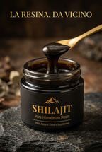 Dettaglio della resina di Shilajit con cucchiaio dorato.